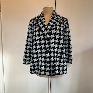 St John Collection Vintage jacket with bracelet length sleeve. Size 8